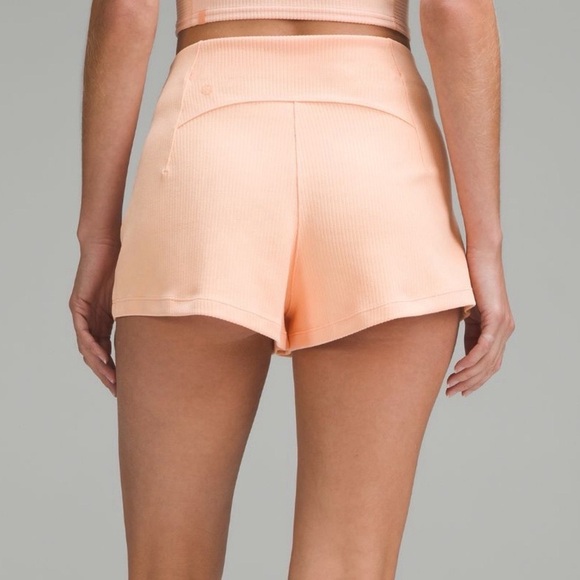 Lululemon Ribbed Softstreme High Rise Shorts Peach Bellini 12 NWT - Picture 3 of 9